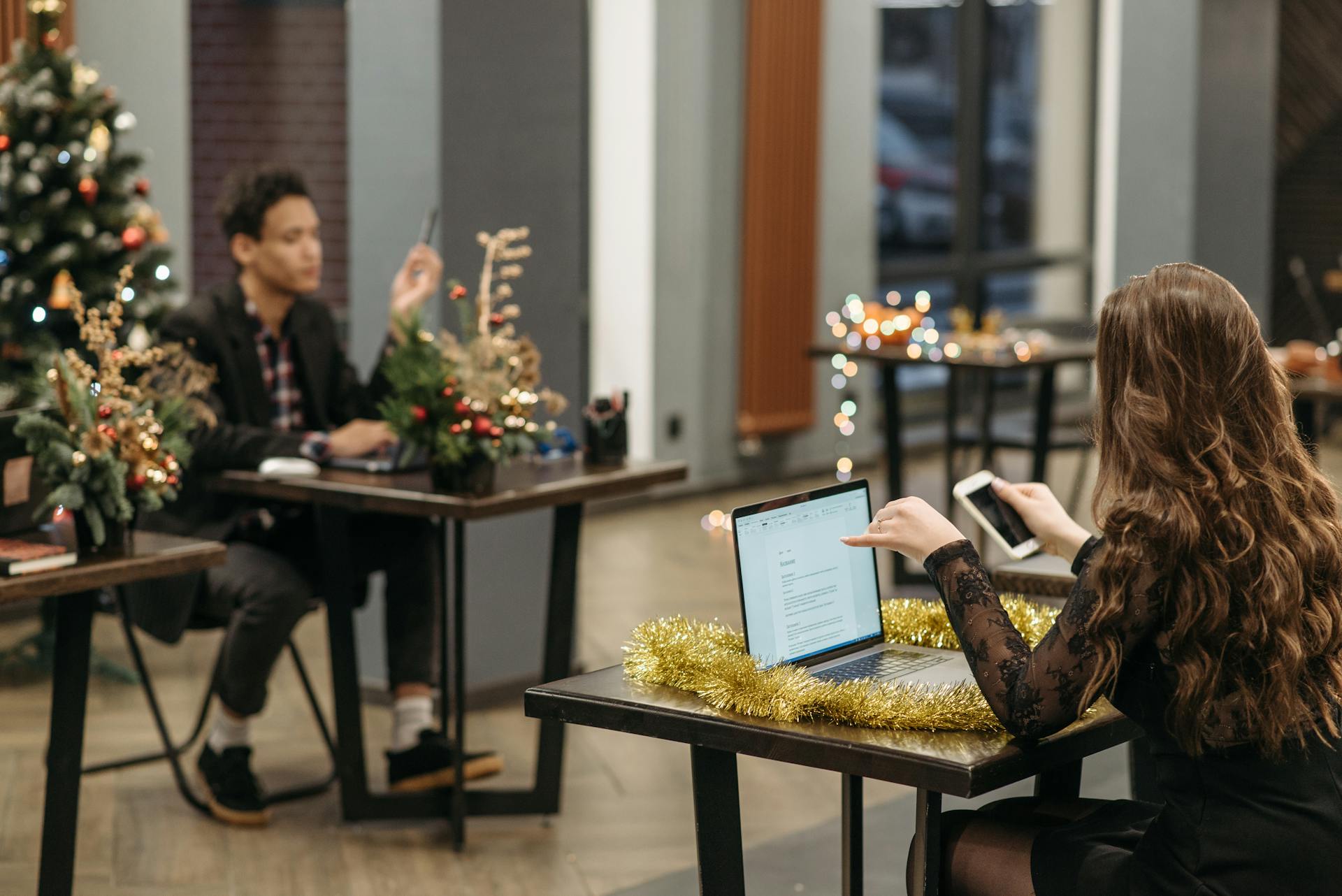 Seasonal Networking: How to Leverage Holidays, Events, and Industry Cycles